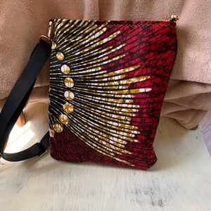 Beautifully made leather & cloth reversible purse w/versitol straps.